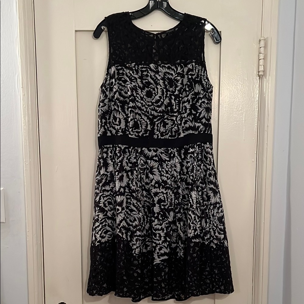 Ann Taylor Black and White Sleeveless Dress Size 10